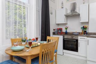 Dockyard Dreams - Close To Gunwharf! - 2