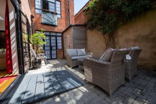 Wildflower Garden - Spacious Garden Apartment - 1