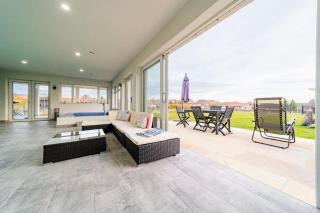 10 Bed Villa Sleeps 27 -Pool & Hot tub -Wood fire - 1