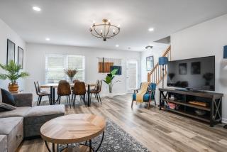 Shenandoah Paradice - 6 Person Hottub, Mountain View, EV Station, Arcade, Modern Minimalist Design, Walk to Ski - McGaheysville - 2