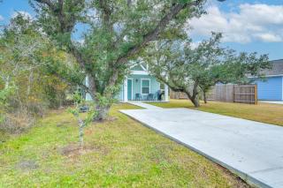 1 Mi to Beach Retreat with Large Yard in Rockport - 8