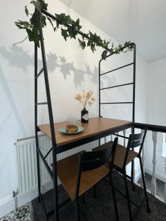 The Eaves - Victorian second floor, open plan apartment - 3