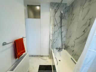 Flat in the heart of Leigh on Sea less than 2 miles from the beach - 2