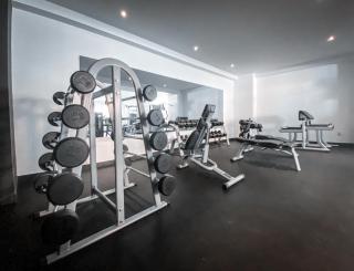 Big corner balcony, pool & gym - 6