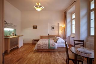 Queen Bee apartments - 7