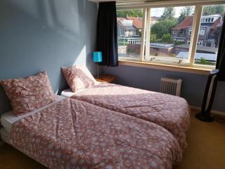 Tranquil Retreat - Guest House -Private equipment - Shared bathroom - Steep stairs - 1