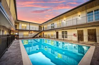 Heights 1BR Chic Apt with King Bed & Pool - Houston - 0
