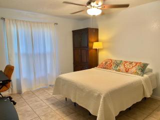 - Spacious Master Room with Private Bathroom near UCF, Hospital & Shopping - 1