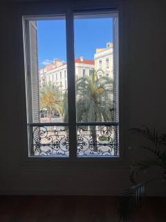 Choose to be central ! - Cannes - 2