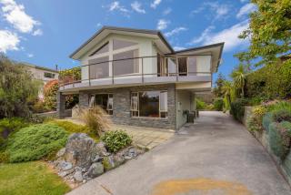 Retro Ski Lodge - Wanaka Holiday Home - 0