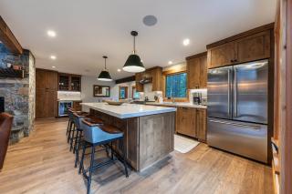 Eclipse Retreat at Tahoe Park - Hot Tub - Fenced Yard & steps to HOA Access - 2