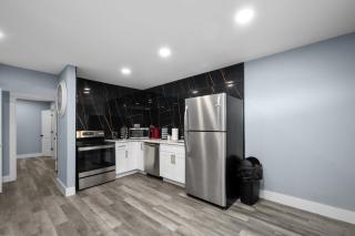 Cute and Stylish 1BR Apt with Pool & Free Park - 9