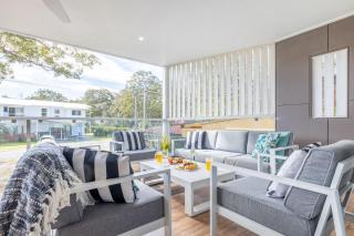 The Jacaranda, 3 Achilles St Pet Friendly, Air Con, Wi-Fi, Boat Parking - Nelson Bay - 0