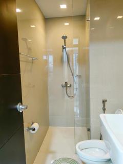 2BR in Uptown Parksuites BGC with balcony and bathtub - Manila - 9