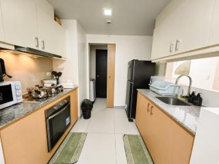 2BR in Uptown Parksuites BGC with balcony and bathtub - Manila - 7