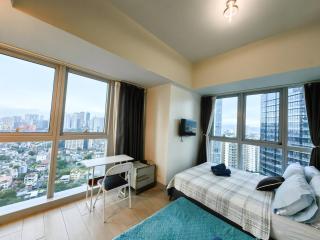 2BR in Uptown Parksuites BGC with balcony and bathtub - Manila - 0