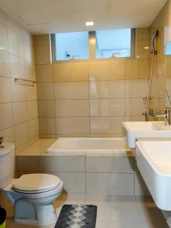 2BR in Uptown Parksuites BGC with balcony and bathtub - Manila - 2