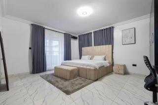 Luxury 3 bed and 3 bath Shortlet Apartment with Swimming Pool in Oniru Victoria Island Lagos Nigeria - Lagos - 3