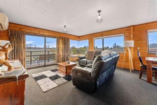 Riverside Haven - Turangi Holiday Home - 5
