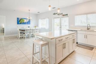 Blue Bungalow New Listing Canal Front Dock Pool - 2