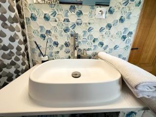 Golden Escape - Charming Studio in Prime Location - 7