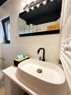 Elixir Central Studio with Balcony & Panoramic View - 2