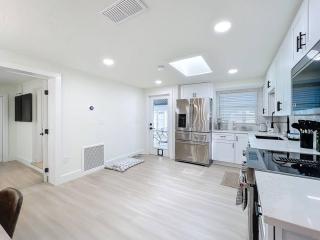 Poolside Paradise Near Siesta Key Beach - Sarasota - 3