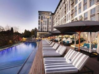 SandtonCity-Apartment-Sleeps4-Pool-Parking - Johannesburg - 1