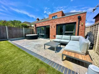 Modern Three Bedroom Home with Hot Tub and Garden - Christchurch Location - Sleeps 7 - Christchurch - 0