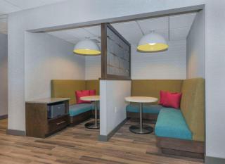Hampton Inn & Suites Burlington - Burlington - 2