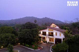 StayVista's Valdivian Villa - Orchard Oasis with Contemporary Interiors & Lush gardens - Ambepur - 9