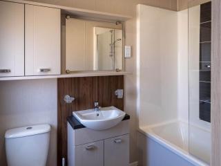 Pinewoods Lakeside Luxe no.2 - dog friendly - Wells next the Sea - 9