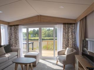 Pinewoods Lakeside Luxe no.2 - dog friendly - Wells next the Sea - 6