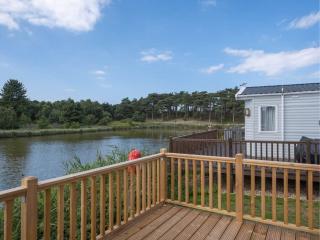 Pinewoods Lakeside Luxe no.2 - dog friendly - Wells next the Sea - 0
