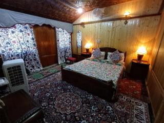 Merry Dawn houseboat - Srinagar - 1