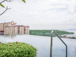 Comfort 3 Bedroom Urban Suite by Uptrend Home Management - Jelutong - 9