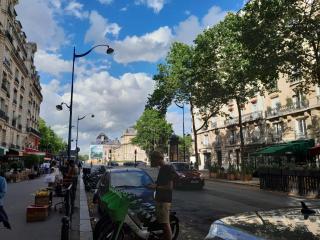 Studette équipée près Tour Eiffel -Ecole Militaire - Paris - 7