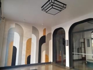 Studette équipée près Tour Eiffel -Ecole Militaire - Paris - 2