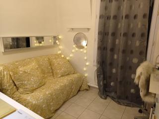 Studette équipée près Tour Eiffel -Ecole Militaire - Paris - 1