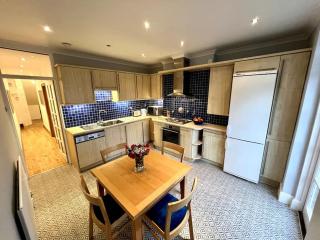 Pretty 2 bed garden apartment zone 2 - 2