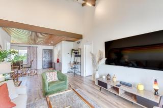Resort-Style Pools Vibrant Condo in Palm Springs - Palm Springs - 5