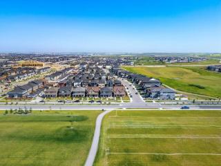 Large House Near Calgary Airport with Central AC, Double Car Garage Parking, Upgrade Stay, Netflix, Sleeps 8 - 7