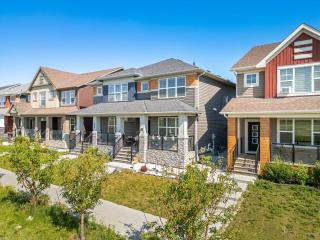 Large House Near Calgary Airport with Central AC, Double Car Garage Parking, Upgrade Stay, Netflix, Sleeps 8 - 6