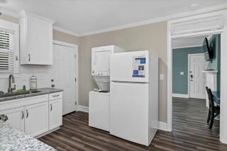 Hollywood Hideaway - 1BR 1BA - 4