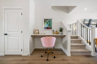 Entire 4 Bedroom House Including Basement with King Size Bed, Upgrade Your Stay, Netflix, Sleeps 14 - 6