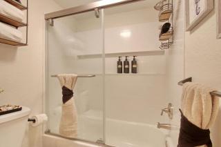 Steps to the Beach, Ocean Views, King Bed, Pool - Myrtle Beach - 8