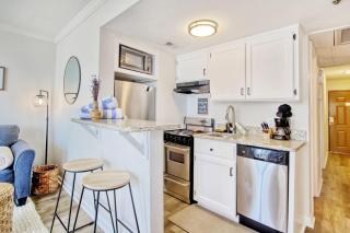 Steps to the Beach, Ocean Views, King Bed, Pool - Myrtle Beach - 5