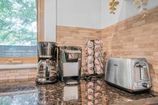 4bd Luxury Retreat near Downtown w/ King Bed Suite - 1