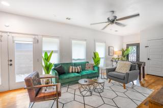 4bd Luxury Retreat near Downtown w/ King Bed Suite - 9