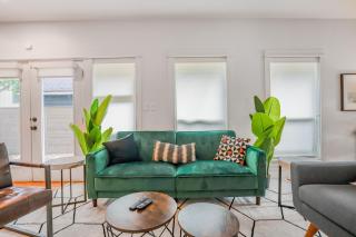 4bd Luxury Retreat near Downtown w/ King Bed Suite - 8